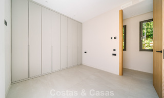 Instapklare nieuwbouwvilla met contemporaine bouwstijl te koop met zeezicht en op loopafstand van het strand in Estepona 786294 