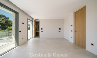 Instapklare nieuwbouwvilla met contemporaine bouwstijl te koop met zeezicht en op loopafstand van het strand in Estepona 786296 