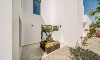 Instapklare nieuwbouwvilla met contemporaine bouwstijl te koop met zeezicht en op loopafstand van het strand in Estepona 786297 