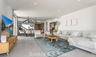 Instapklaar, modernistisch duplex penthouse met zeezicht te koop in Oost-Marbella 786487 