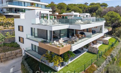 Instapklaar, modernistisch duplex penthouse met zeezicht te koop in Oost-Marbella 786501