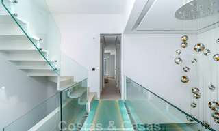 Instapklare, modernistisch hoekhuis met frontaal zeezicht te koop op enkele minuten lopen van Estepona centrum 786300 