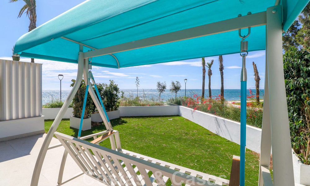 Instapklare, modernistisch hoekhuis met frontaal zeezicht te koop op enkele minuten lopen van Estepona centrum 786302
