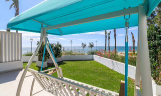 Instapklare, modernistisch hoekhuis met frontaal zeezicht te koop op enkele minuten lopen van Estepona centrum 786302 