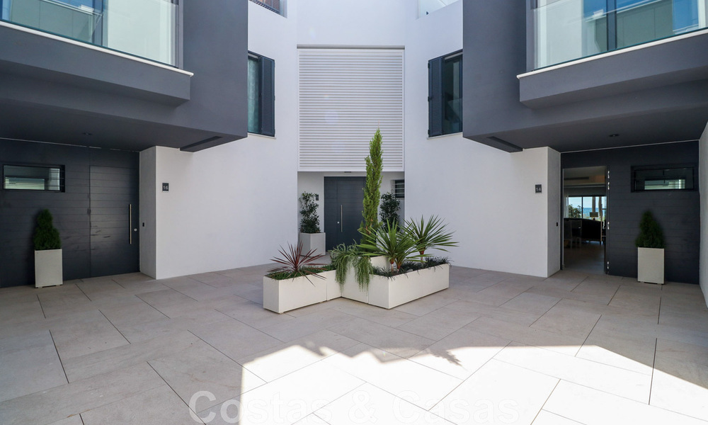 Instapklare, modernistisch hoekhuis met frontaal zeezicht te koop op enkele minuten lopen van Estepona centrum 786305