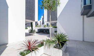 Instapklare, modernistisch hoekhuis met frontaal zeezicht te koop op enkele minuten lopen van Estepona centrum 786306 