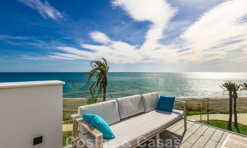 Instapklare, modernistisch hoekhuis met frontaal zeezicht te koop op enkele minuten lopen van Estepona centrum 786309