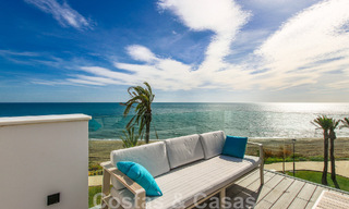 Instapklare, modernistisch hoekhuis met frontaal zeezicht te koop op enkele minuten lopen van Estepona centrum 786309 