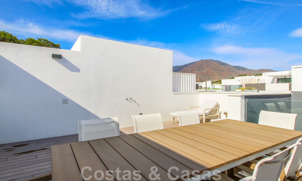 Instapklare, modernistisch hoekhuis met frontaal zeezicht te koop op enkele minuten lopen van Estepona centrum 786311