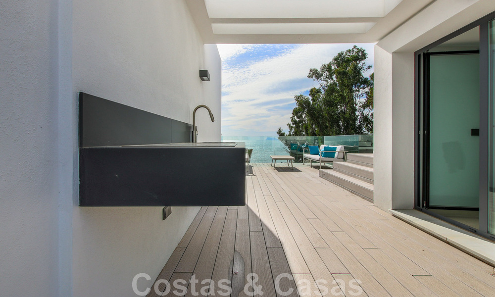 Instapklare, modernistisch hoekhuis met frontaal zeezicht te koop op enkele minuten lopen van Estepona centrum 786313