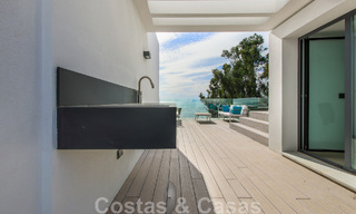 Instapklare, modernistisch hoekhuis met frontaal zeezicht te koop op enkele minuten lopen van Estepona centrum 786313 