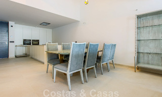 Instapklare, modernistisch hoekhuis met frontaal zeezicht te koop op enkele minuten lopen van Estepona centrum 786321 