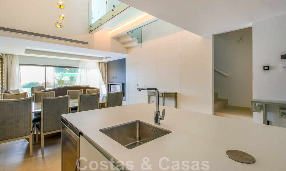 Instapklare, modernistisch hoekhuis met frontaal zeezicht te koop op enkele minuten lopen van Estepona centrum 786322