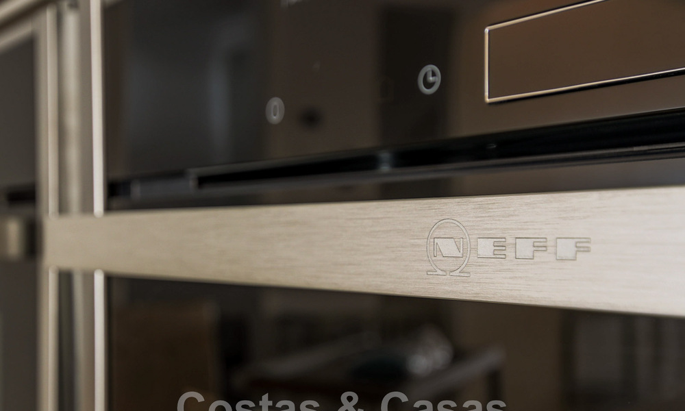 Instapklare, modernistisch hoekhuis met frontaal zeezicht te koop op enkele minuten lopen van Estepona centrum 786323