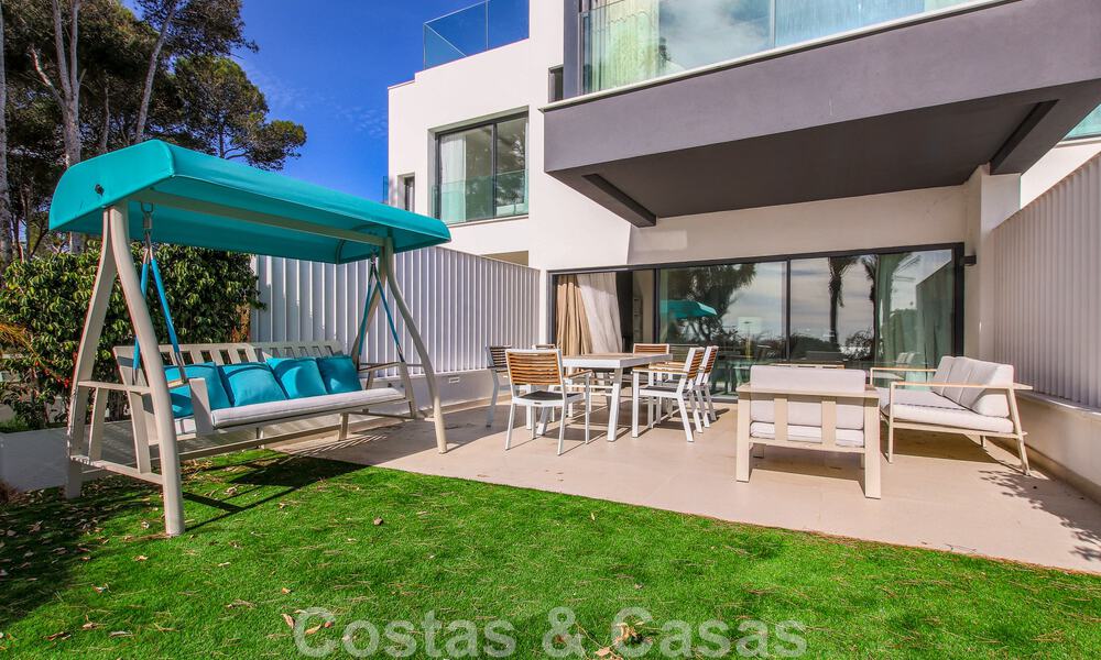 Instapklare, modernistisch hoekhuis met frontaal zeezicht te koop op enkele minuten lopen van Estepona centrum 786324