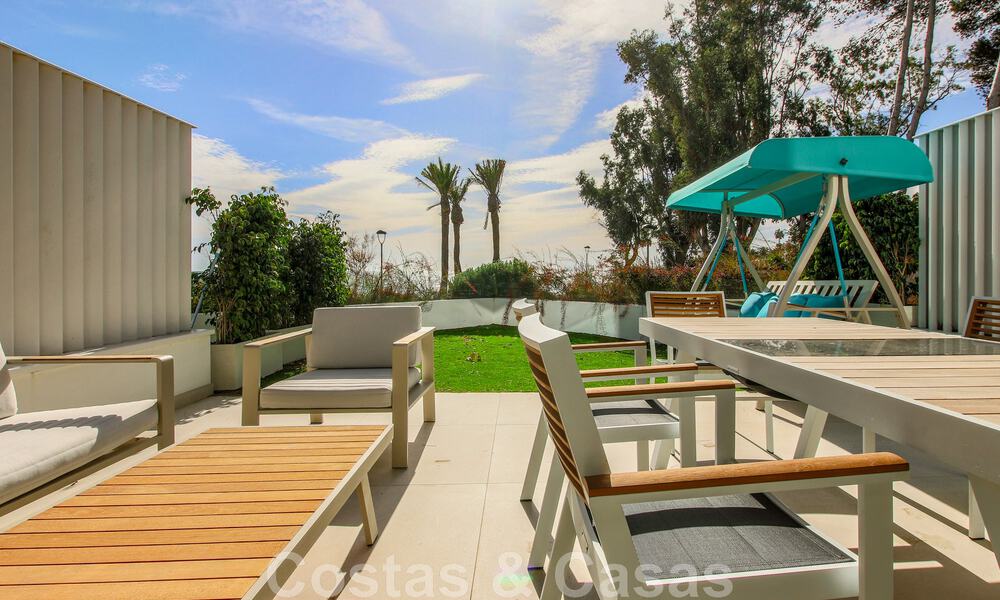 Instapklare, modernistisch hoekhuis met frontaal zeezicht te koop op enkele minuten lopen van Estepona centrum 786327