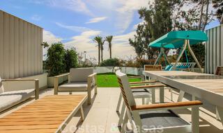 Instapklare, modernistisch hoekhuis met frontaal zeezicht te koop op enkele minuten lopen van Estepona centrum 786327 