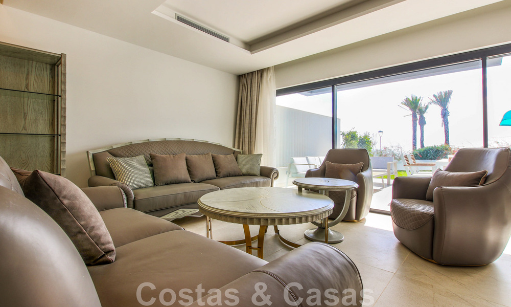 Instapklare, modernistisch hoekhuis met frontaal zeezicht te koop op enkele minuten lopen van Estepona centrum 786328