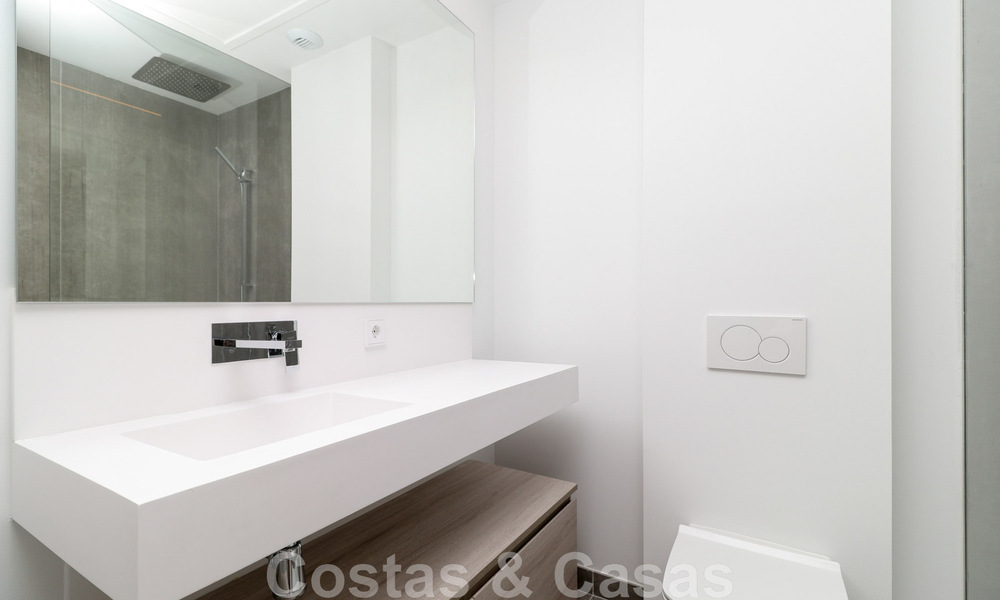 Instapklare, modernistisch hoekhuis met frontaal zeezicht te koop op enkele minuten lopen van Estepona centrum 786332