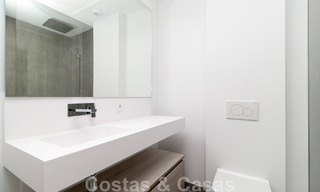 Instapklare, modernistisch hoekhuis met frontaal zeezicht te koop op enkele minuten lopen van Estepona centrum 786332 