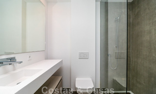 Instapklare, modernistisch hoekhuis met frontaal zeezicht te koop op enkele minuten lopen van Estepona centrum 786333 