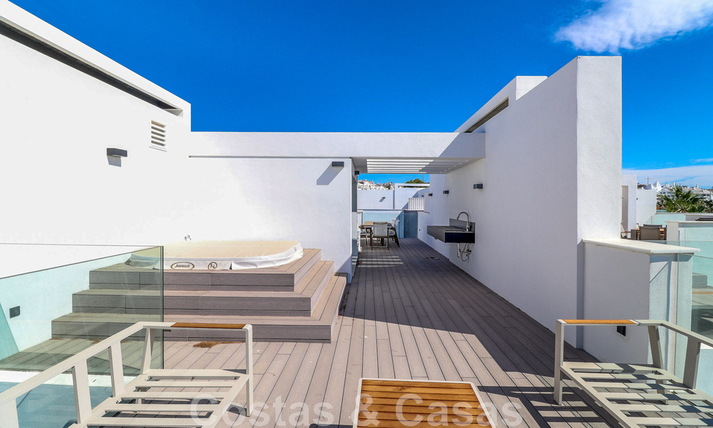 Instapklare, modernistisch hoekhuis met frontaal zeezicht te koop op enkele minuten lopen van Estepona centrum 786337