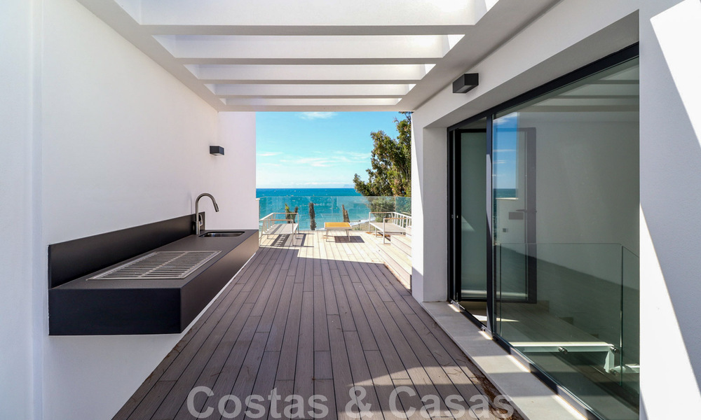 Instapklare, modernistisch hoekhuis met frontaal zeezicht te koop op enkele minuten lopen van Estepona centrum 786341