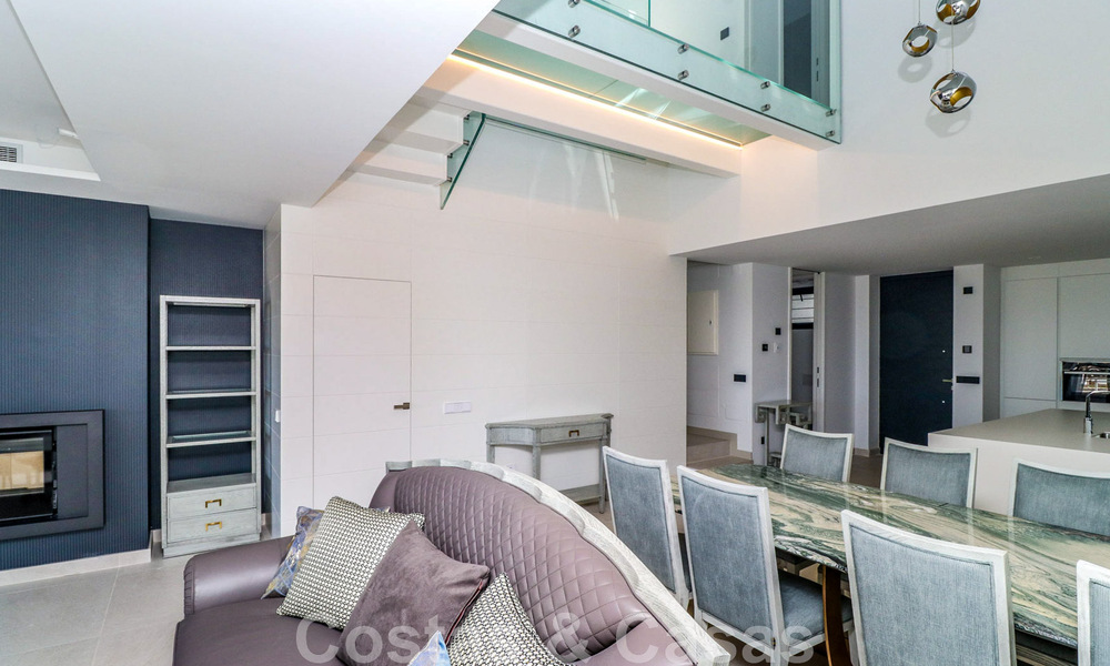 Instapklare, modernistisch hoekhuis met frontaal zeezicht te koop op enkele minuten lopen van Estepona centrum 786345