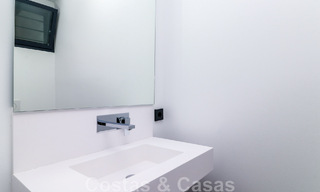 Instapklare, modernistisch hoekhuis met frontaal zeezicht te koop op enkele minuten lopen van Estepona centrum 786347 