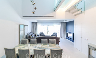 Instapklare, modernistisch hoekhuis met frontaal zeezicht te koop op enkele minuten lopen van Estepona centrum 786348 