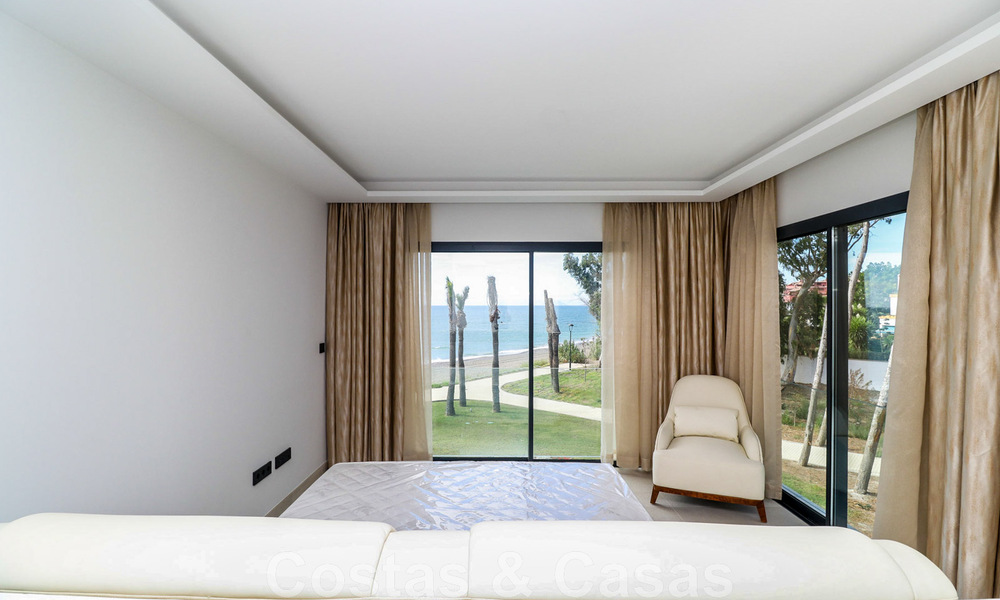 Instapklare, modernistisch hoekhuis met frontaal zeezicht te koop op enkele minuten lopen van Estepona centrum 786350