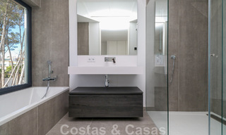 Instapklare, modernistisch hoekhuis met frontaal zeezicht te koop op enkele minuten lopen van Estepona centrum 786351 