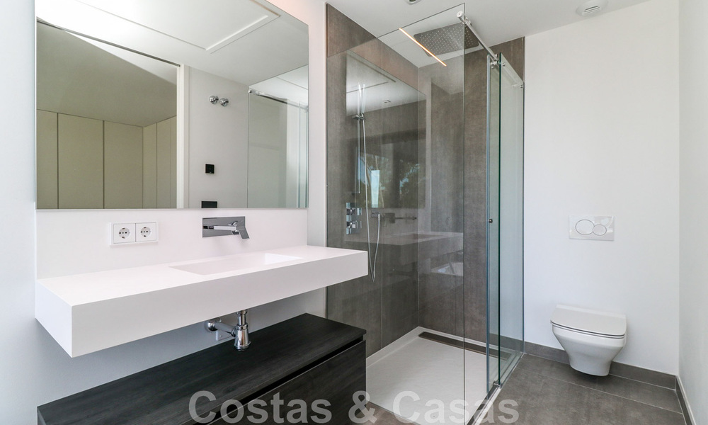 Instapklare, modernistisch hoekhuis met frontaal zeezicht te koop op enkele minuten lopen van Estepona centrum 786352