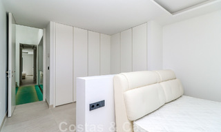 Instapklare, modernistisch hoekhuis met frontaal zeezicht te koop op enkele minuten lopen van Estepona centrum 786353 