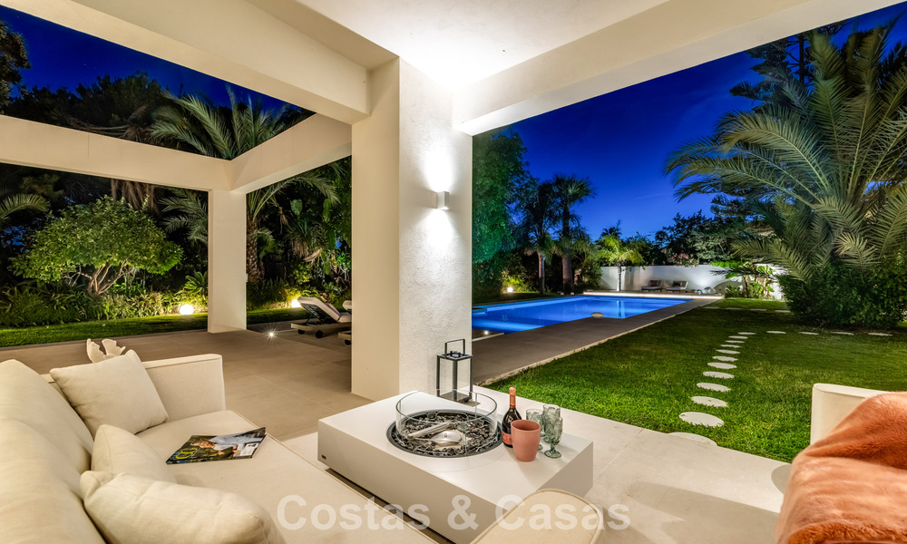 Modernistische, gelijkvloerse luxevilla te koop op een steenworp van het strand ten oosten van Marbella centrum 786777
