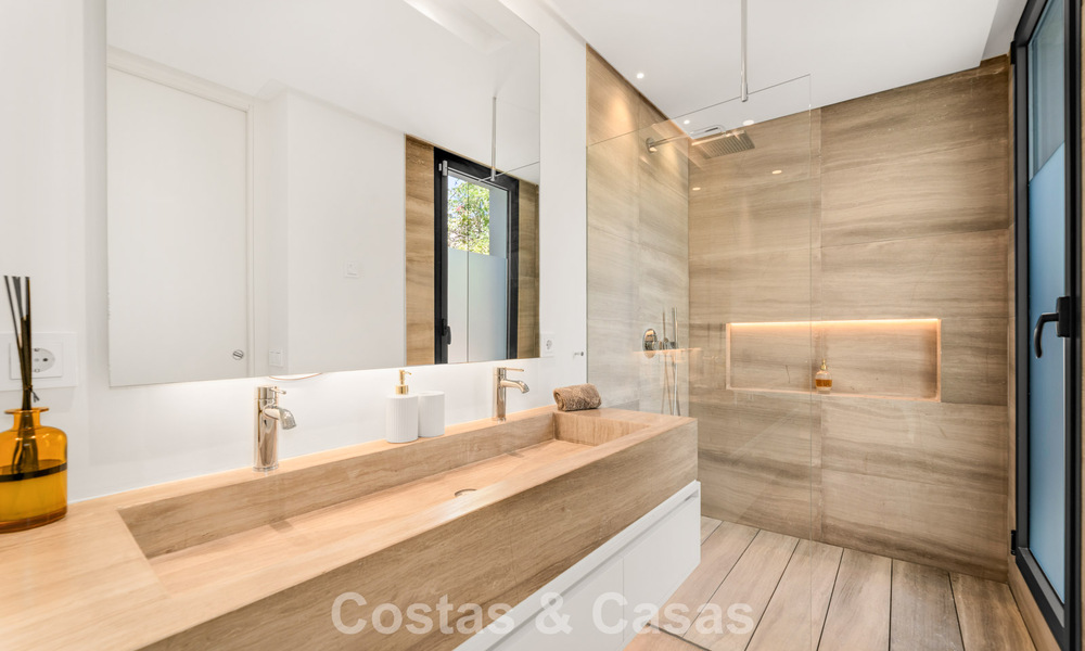 Modernistische, gelijkvloerse luxevilla te koop op een steenworp van het strand ten oosten van Marbella centrum 786790