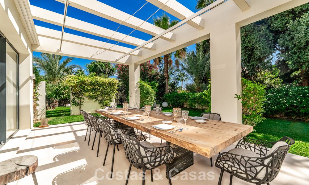 Modernistische, gelijkvloerse luxevilla te koop op een steenworp van het strand ten oosten van Marbella centrum 786796