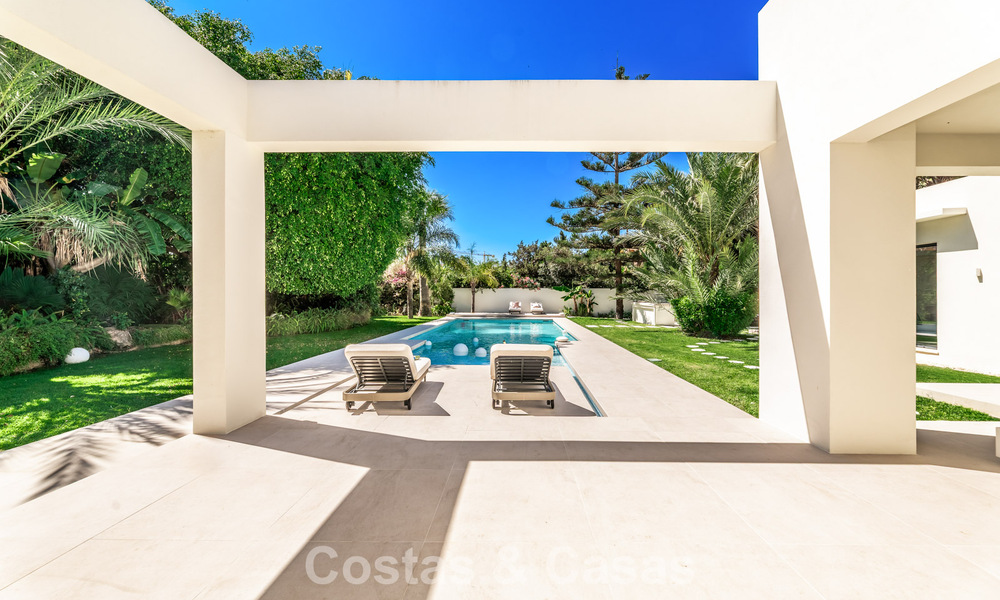 Modernistische, gelijkvloerse luxevilla te koop op een steenworp van het strand ten oosten van Marbella centrum 786797