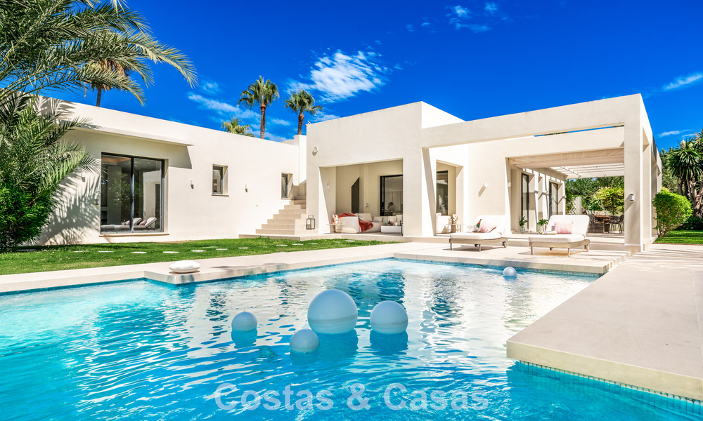 Modernistische, gelijkvloerse luxevilla te koop op een steenworp van het strand ten oosten van Marbella centrum 786798