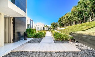 Prestigieus appartement met zeezicht te koop, eerstelijnsstrand op de New Golden Mile tussen Marbella en Estepona 786942 