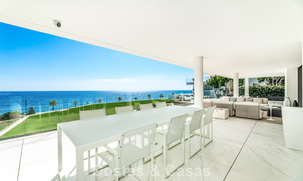 Prestigieus appartement met zeezicht te koop, eerstelijnsstrand op de New Golden Mile tussen Marbella en Estepona 786944