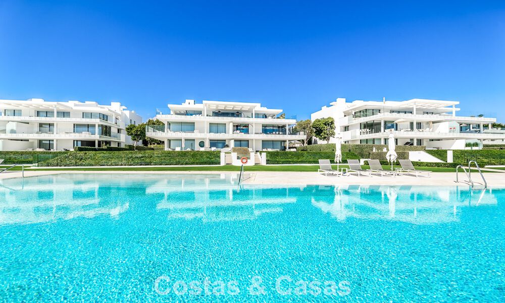 Prestigieus appartement met zeezicht te koop, eerstelijnsstrand op de New Golden Mile tussen Marbella en Estepona 786945