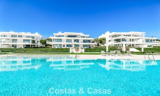 Prestigieus appartement met zeezicht te koop, eerstelijnsstrand op de New Golden Mile tussen Marbella en Estepona 786945 