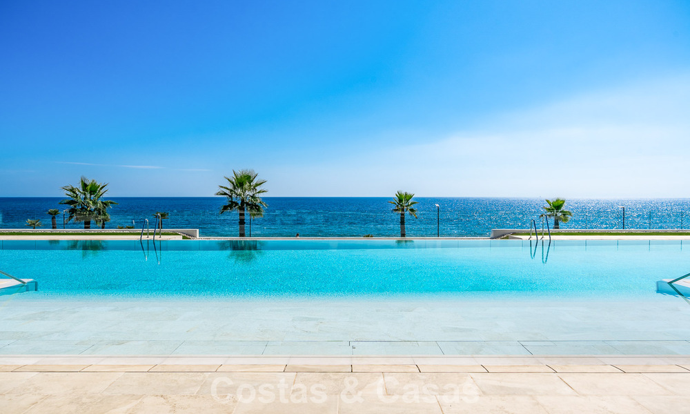Prestigieus appartement met zeezicht te koop, eerstelijnsstrand op de New Golden Mile tussen Marbella en Estepona 786946