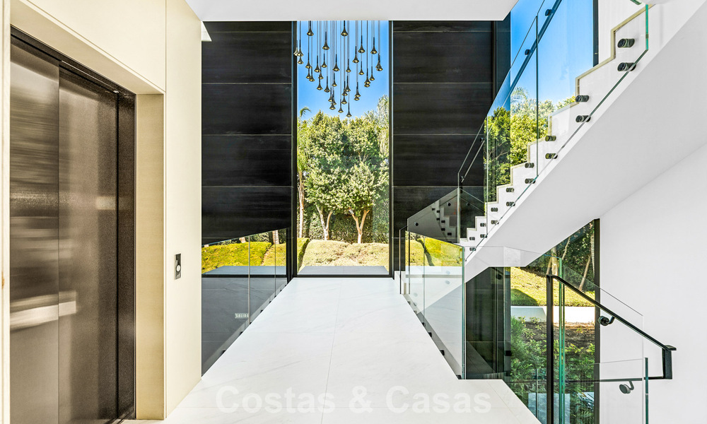 Prestigieus appartement met zeezicht te koop, eerstelijnsstrand op de New Golden Mile tussen Marbella en Estepona 786947