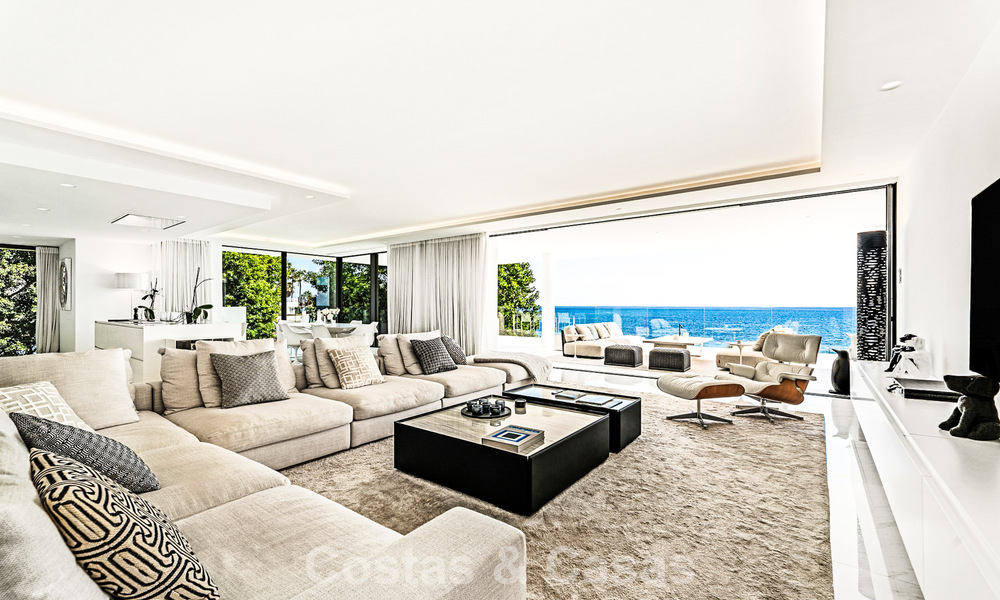 Prestigieus appartement met zeezicht te koop, eerstelijnsstrand op de New Golden Mile tussen Marbella en Estepona 786948