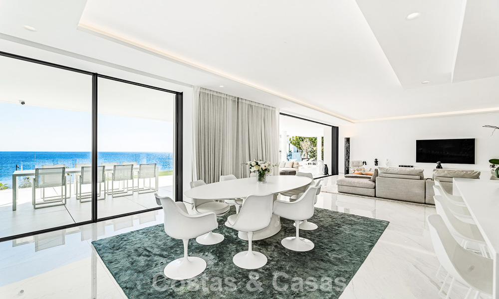 Prestigieus appartement met zeezicht te koop, eerstelijnsstrand op de New Golden Mile tussen Marbella en Estepona 786950