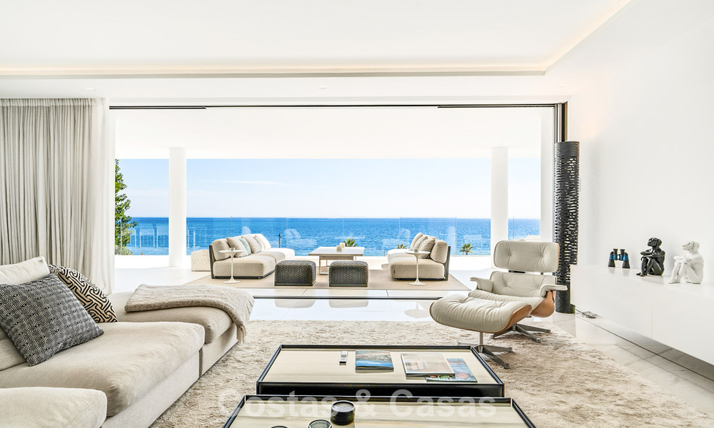 Prestigieus appartement met zeezicht te koop, eerstelijnsstrand op de New Golden Mile tussen Marbella en Estepona 786951