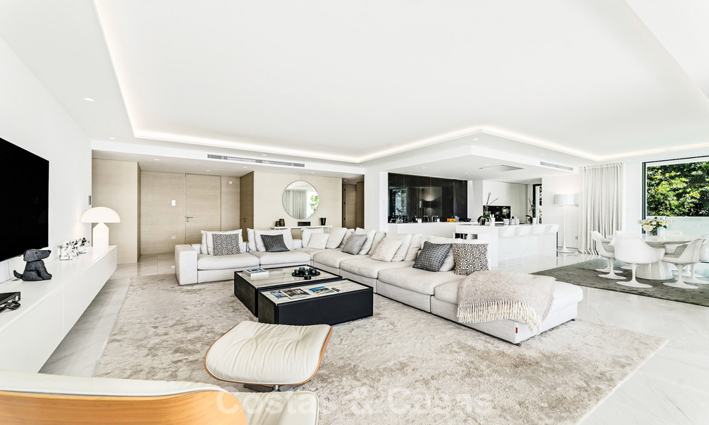 Prestigieus appartement met zeezicht te koop, eerstelijnsstrand op de New Golden Mile tussen Marbella en Estepona 786952