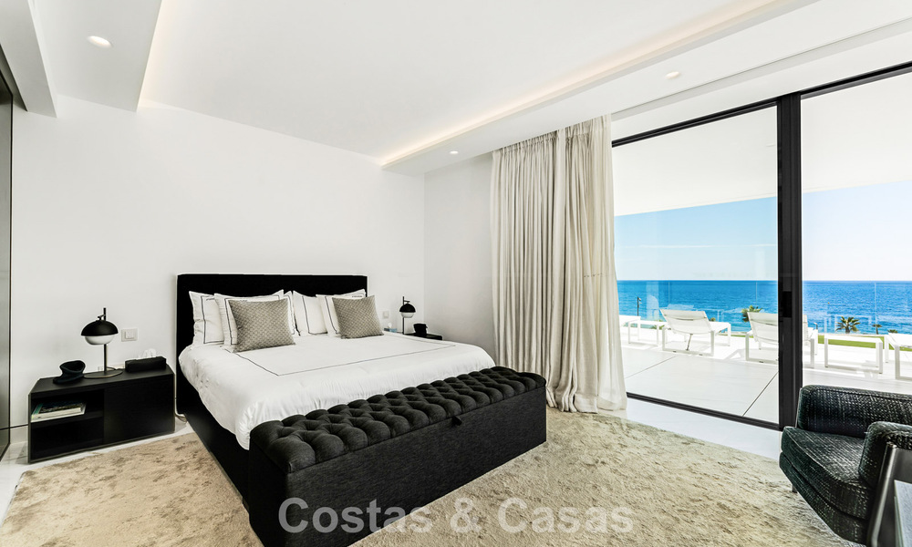 Prestigieus appartement met zeezicht te koop, eerstelijnsstrand op de New Golden Mile tussen Marbella en Estepona 786953
